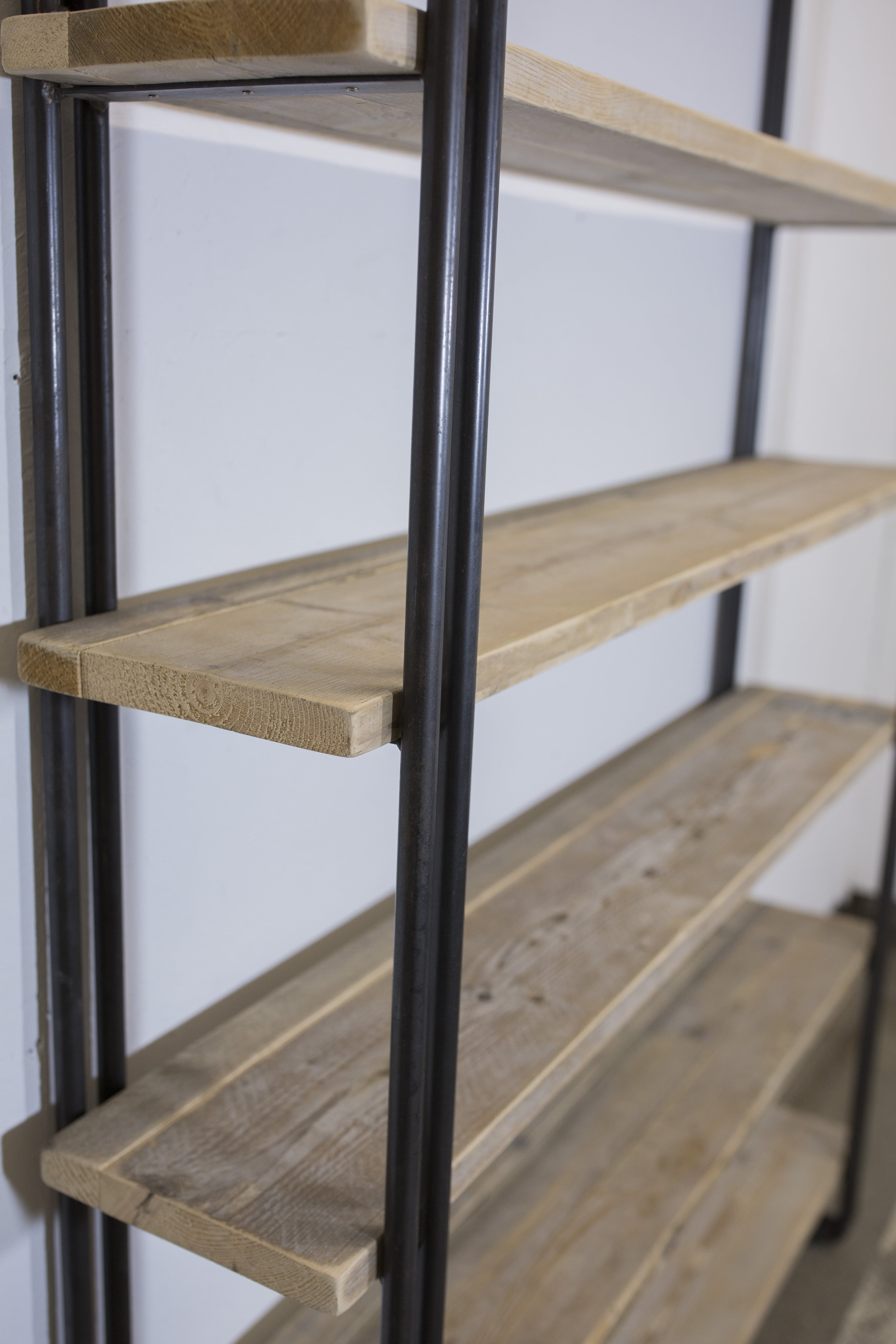 interval Verhuizer Aan de overkant Industriële boekenkast | hout en staal | maatwerk | Maikku