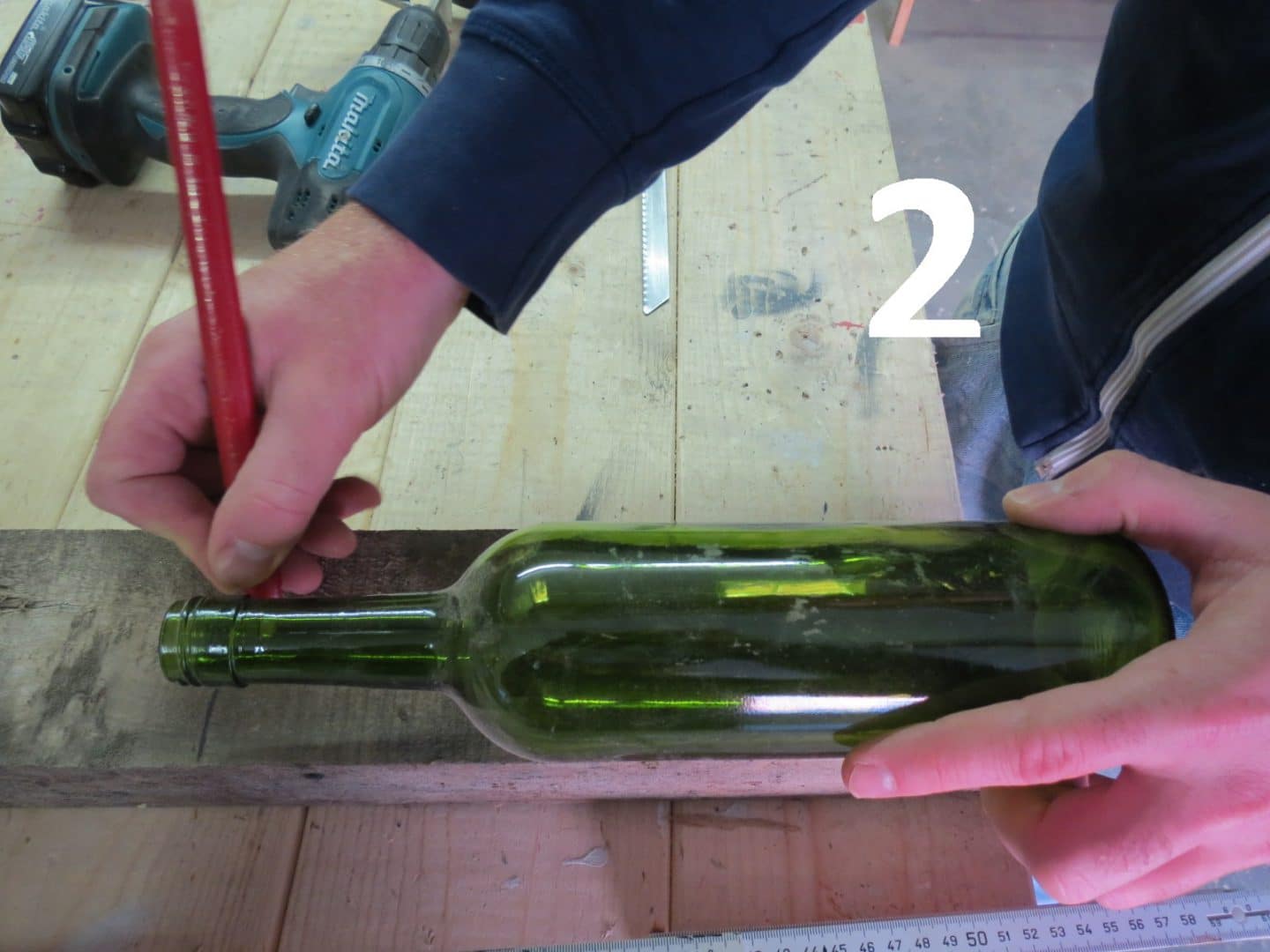 Spiksplinternieuw DIY industrieel wijnrek met hangende glazen | pallethout | Maikku VX-81
