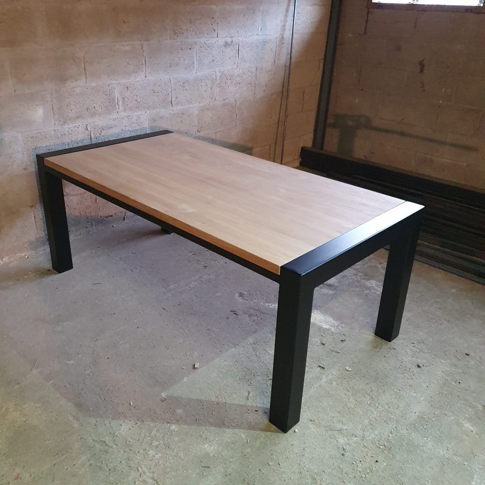 Eikenhouten tafel maatwerk lokale ambacht Maikku